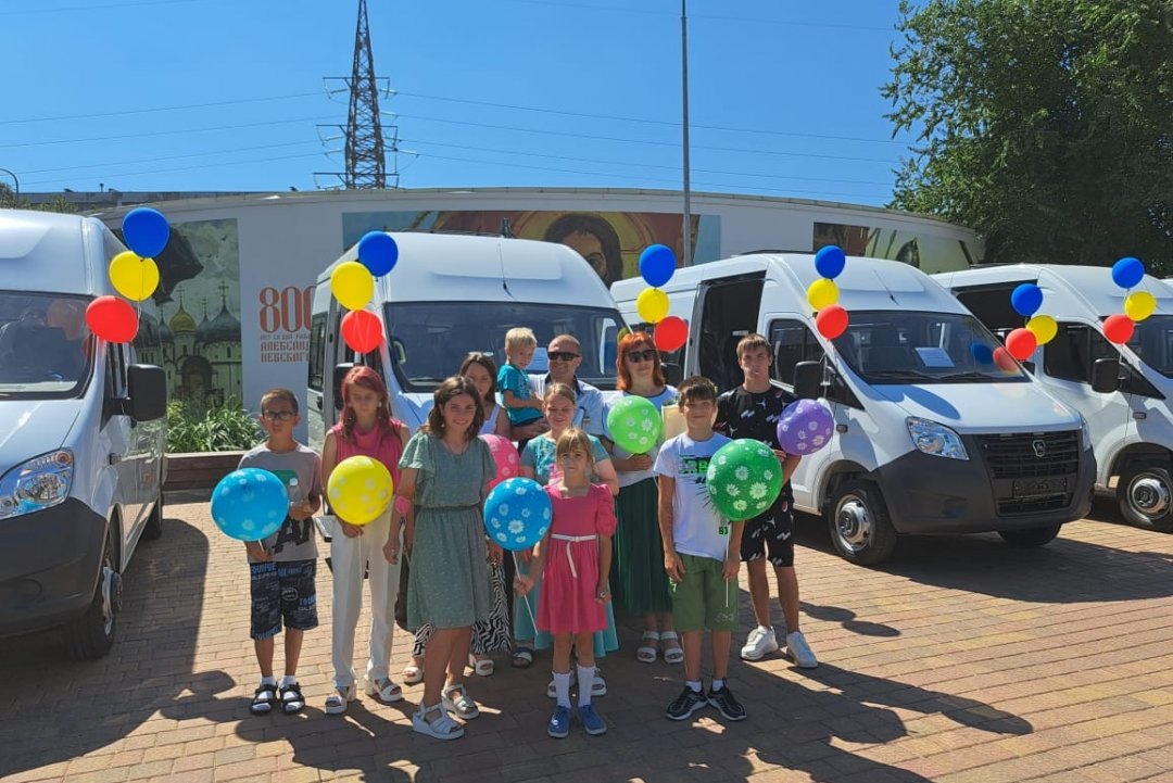 Микроавтобусы получили 16 больших семей Ростовской области